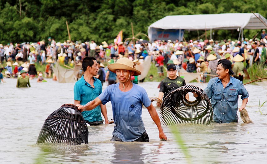 sau-trong-khai-hoi-h224ng-ngh236n-nguoi-dua-nhau-xuong-dam-vuc-r224o-bat-c225_11.jpg