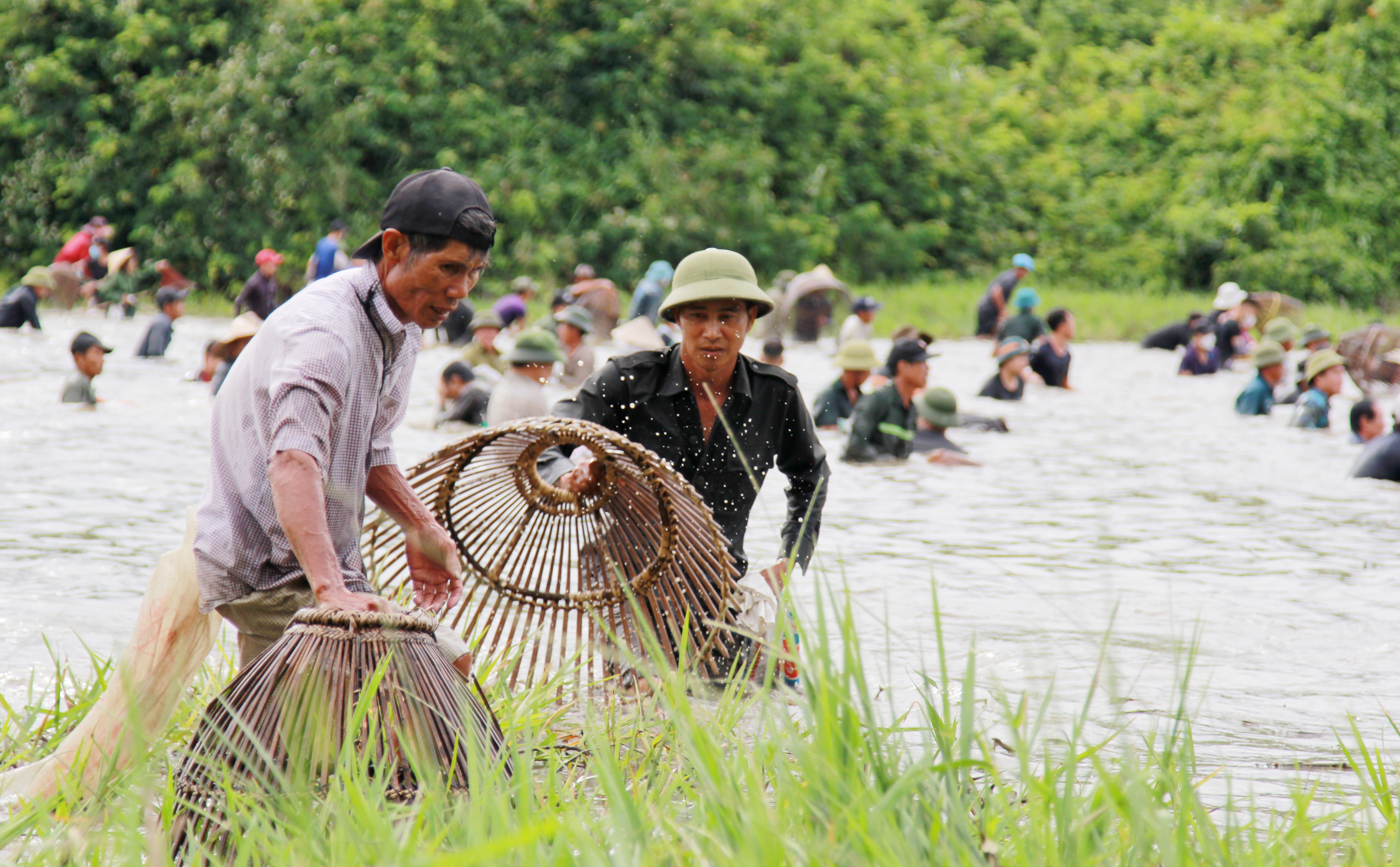 sau-trong-khai-hoi-h224ng-ngh236n-nguoi-dua-nhau-xuong-dam-vuc-r224o-bat-c225_13.jpg