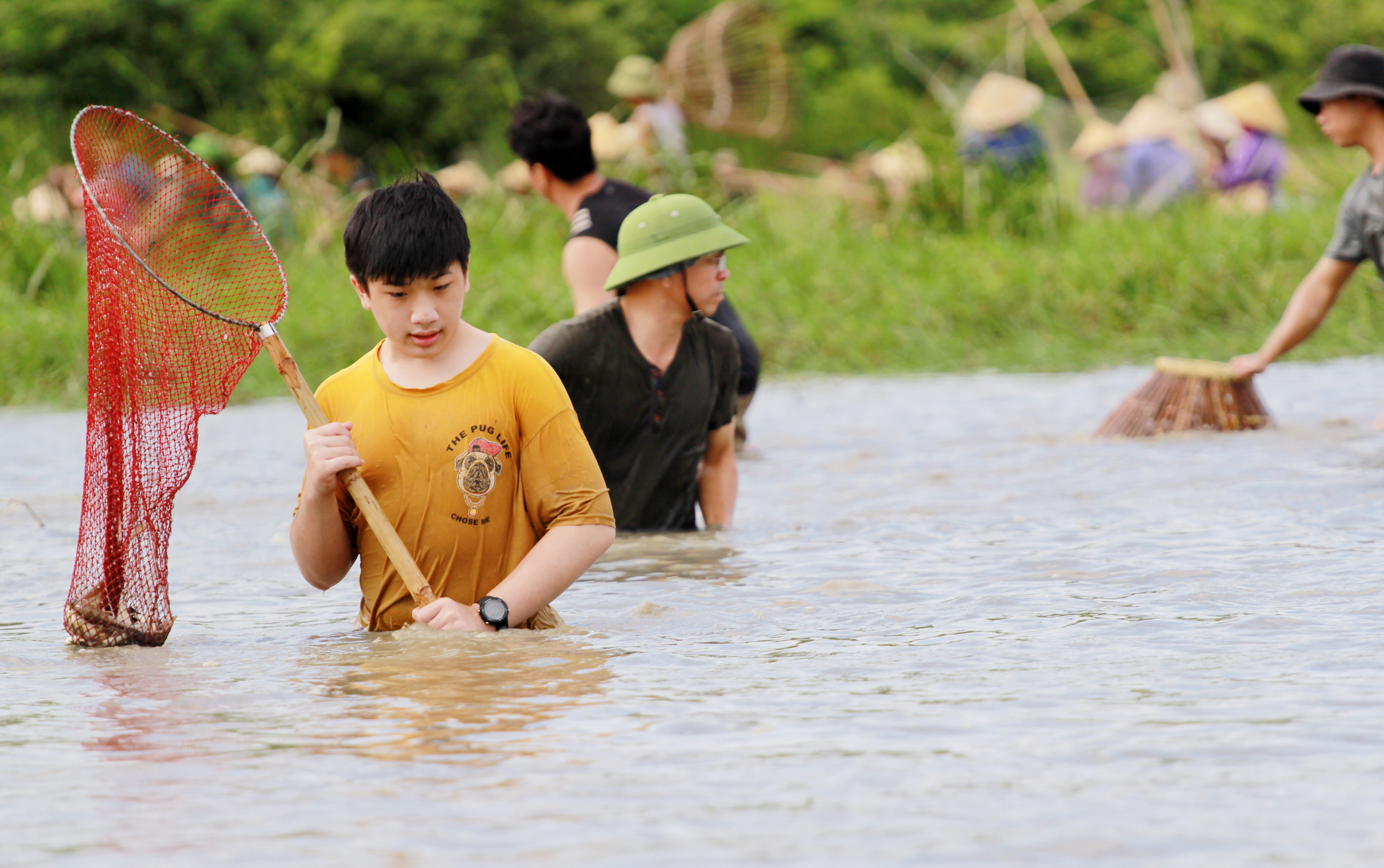 sau-trong-khai-hoi-h224ng-ngh236n-nguoi-dua-nhau-xuong-dam-vuc-r224o-bat-c225_14.jpg