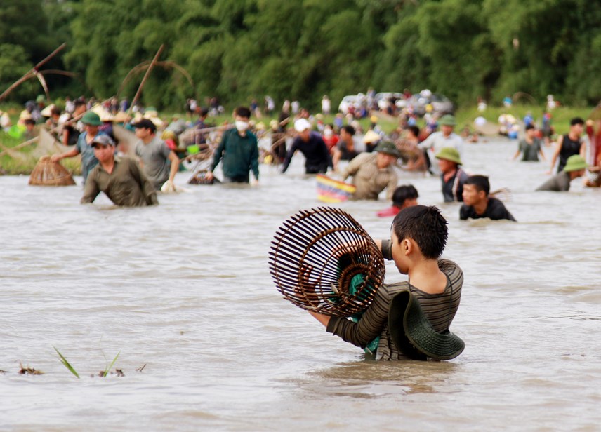 sau-trong-khai-hoi-h224ng-ngh236n-nguoi-dua-nhau-xuong-dam-vuc-r224o-bat-c225_15.jpg