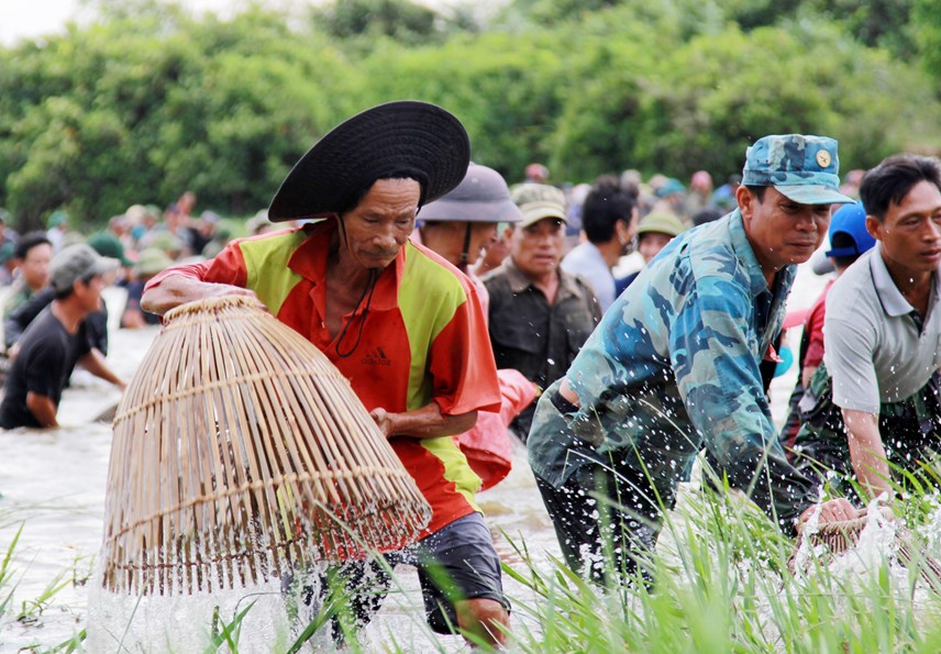 sau-trong-khai-hoi-h224ng-ngh236n-nguoi-dua-nhau-xuong-dam-vuc-r224o-bat-c225_16.jpg