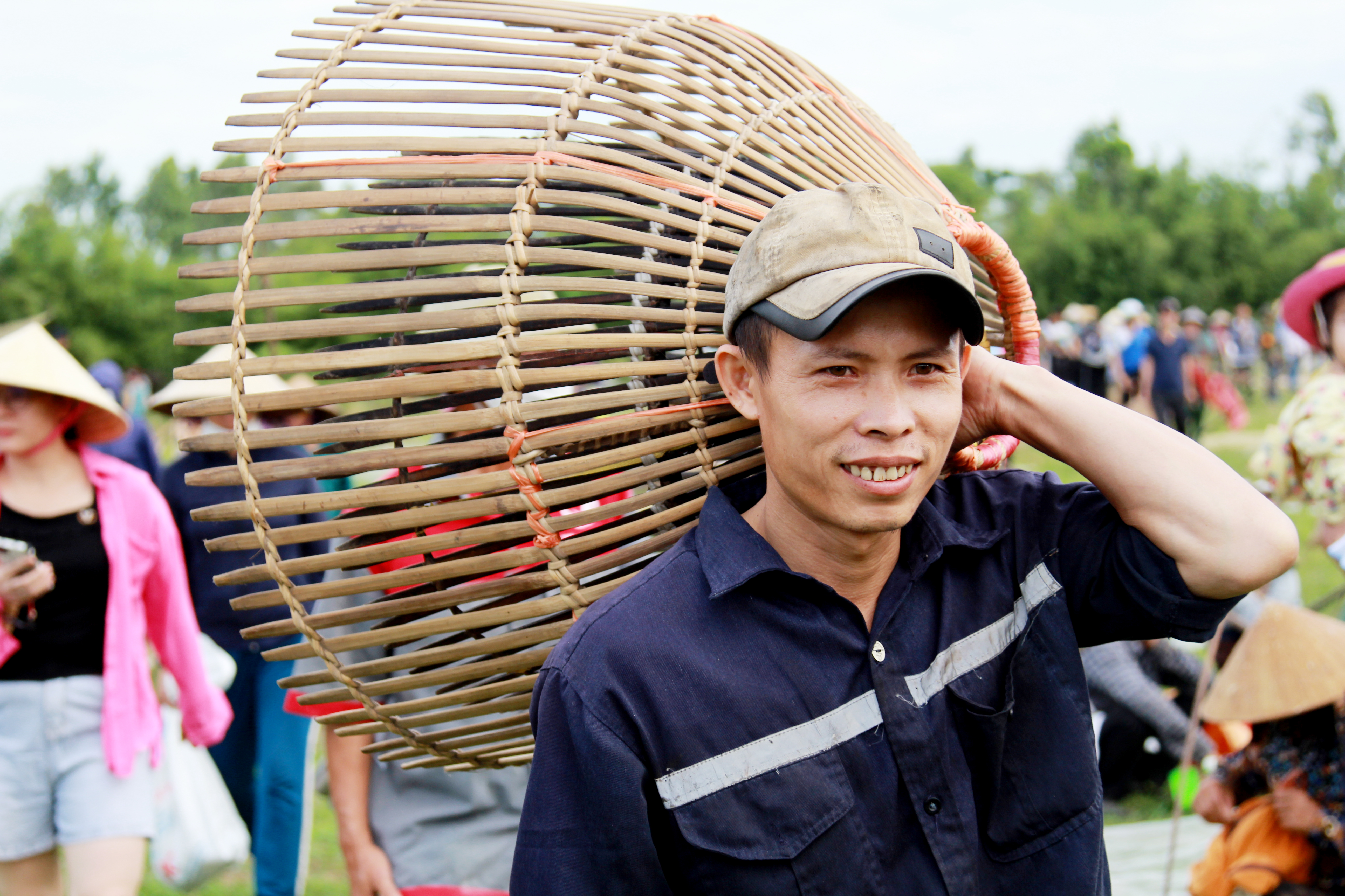 sau-trong-khai-hoi-h224ng-ngh236n-nguoi-dua-nhau-xuong-dam-vuc-r224o-bat-c225_6.jpg