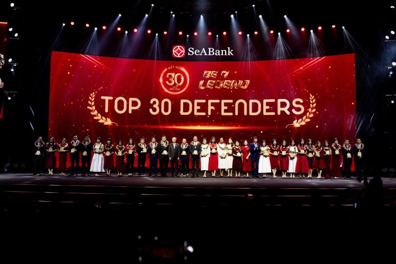 SeABank vinh danh Top 30 CBNV tại các Khối Hội sở có thâm niên cống hiến và thành tích xuất sắc.