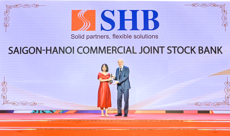 Bà Nguyễn Thanh Loan – Phó Giám đốc Khối Quản trị & Phát triển Nguồn nhân lực SHB đại diện ngân hàng nhận giải thưởng “Nơi làm việc tốt nhất châu Á” Bà Nguyễn Thanh Loan – Phó Giám đốc Khối Quản trị & Phát triển Nguồn nhân lực SHB đại diện ngân hàng nhận giải thưởng “Nơi làm việc tốt nhất châu Á”