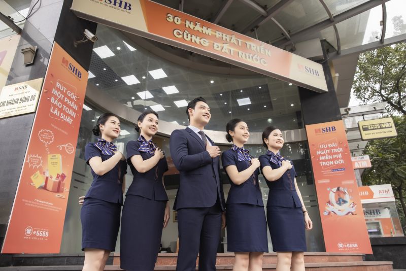 Tại SHB, nhân lực là tài sản quý giá và luôn lấy con người là trung tâm cho động lực phát triển Tại SHB, nhân lực là tài sản quý giá và luôn lấy con người là trung tâm cho động lực phát triển