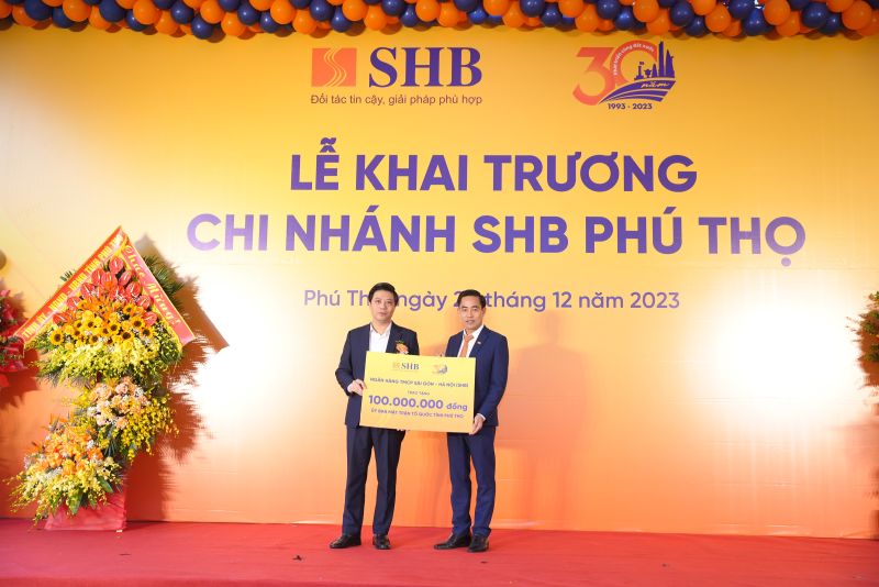 Giám đốc SHB Bắc Giang và Giám đốc SHB Phú Thọ đại diện Ngân hàng trao tặng 100 triệu đồng cho Ủy ban Mặt trận Tổ quốc trên địa bàn mỗi tỉnh Giám đốc SHB Bắc Giang và Giám đốc SHB Phú Thọ đại diện Ngân hàng trao tặng 100 triệu đồng cho Ủy ban Mặt trận Tổ quốc trên địa bàn mỗi tỉnh