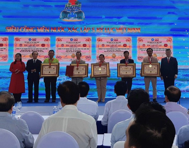 si234u-c244ng-vi234n-nuoc-duoc-kh225nh-th224nh-d250ng-v224o-le-30-4-de-phuc-vu-nguoi-d226n_4.jpg
