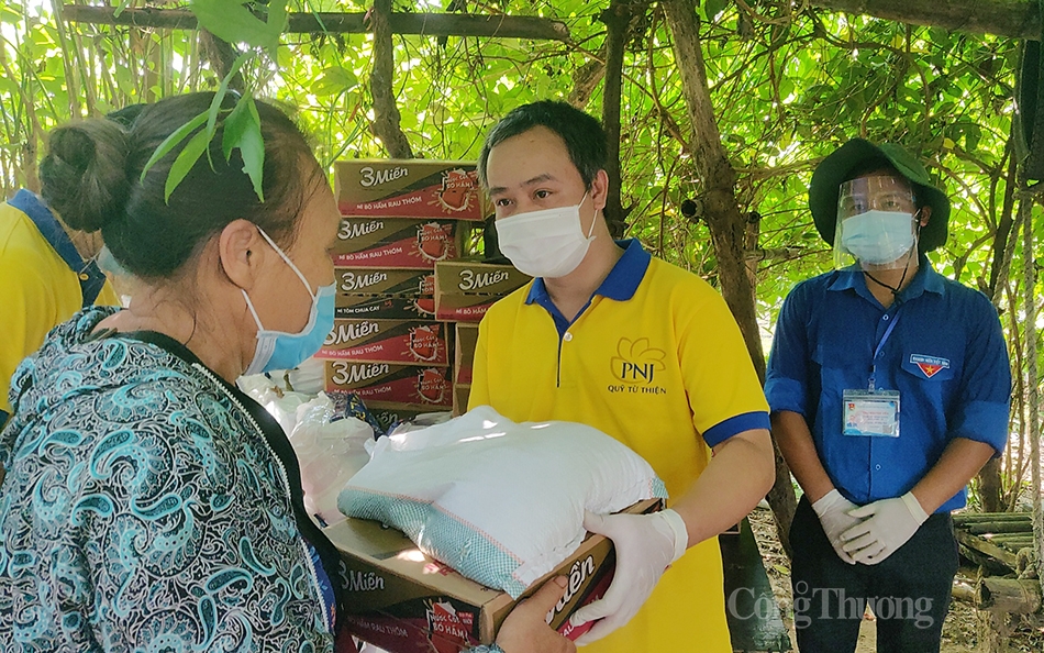 “Siêu thị mini 0 đồng” đặc biệt tại xóm nghèo dưới chân cầu Long Biên