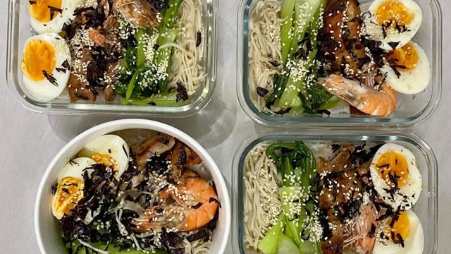 Sinh viên kẹt lại ở TP HCM nấu ăn cho bạn, chia sẻ lương thực