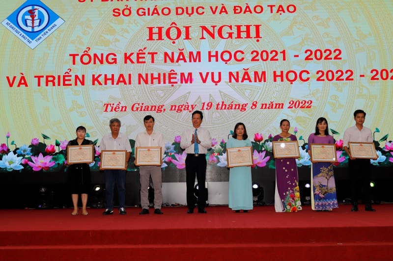 Ông Nguyễn Thành Diệu - Phó Chủ tịch UBND tỉnh trao bằng khen UBND tỉnh cho giáo viên có học sinh đạt giải cấp Quốc gia.