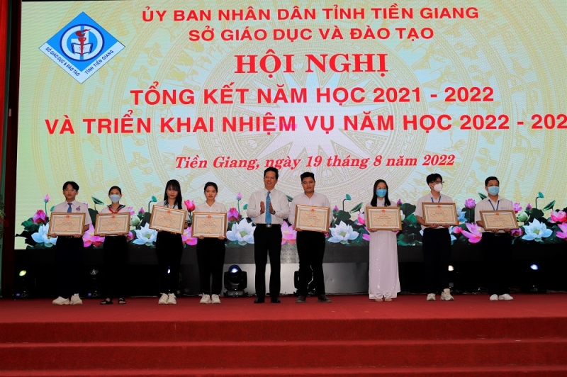 Ông Nguyễn Thành Diệu trao bằng khen UBND tỉnh cho học sinh có thành tích cao trong các kỳ thi.