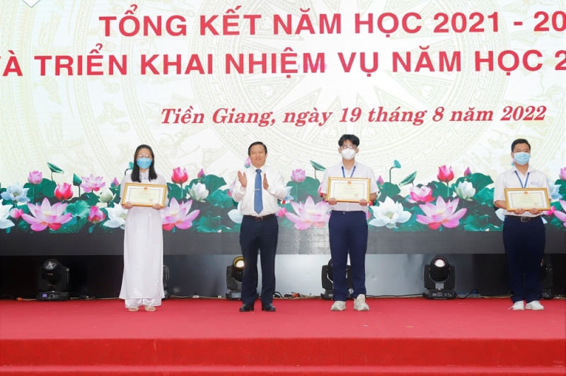 Ông Lê Quang Trí - Giám đốc Sở GD&ĐT trao giấy khen của Bộ GD&ĐT cho học sinh đoạt giải I, II, III kỳ thi học sinh giỏi văn hóa Quốc gia.