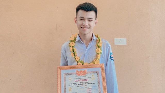 Sống cùng ông bà ngoại, nam sinh huyện nghèo đạt điểm khối A00 cao nhất tỉnh