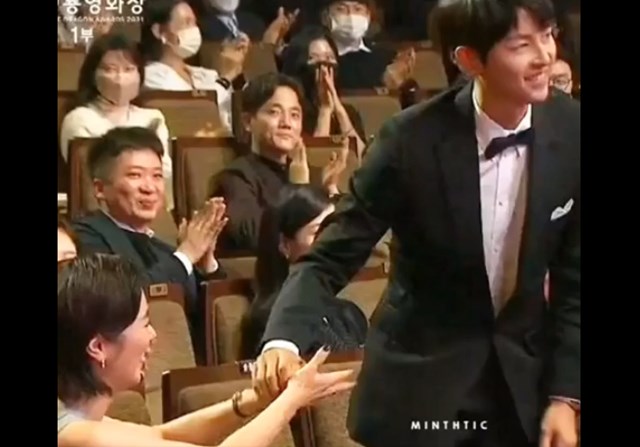 song-joong-ki-th226n-mat-voi-ban-dien-nu-tai-le-trao-giai-rong-xanh_1.jpg song-joong-ki-th226n-mat-voi-ban-dien-nu-tai-le-trao-giai-rong-xanh_1.jpg