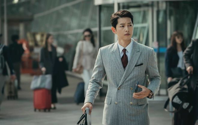 Song Joong Ki thể hiện khí chất trùm mafia thế nào trong phim mới 'Vincenzo'? - ảnh 1