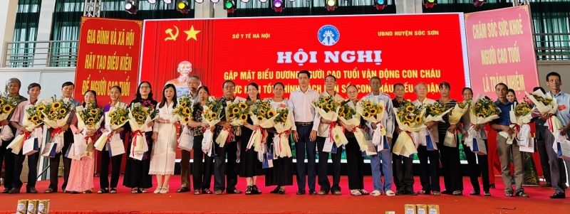 Biểu dương người cao tuổi trên địa bàn huyện Sóc Sơn có nhiều đóng góp trong công tác dân số.
