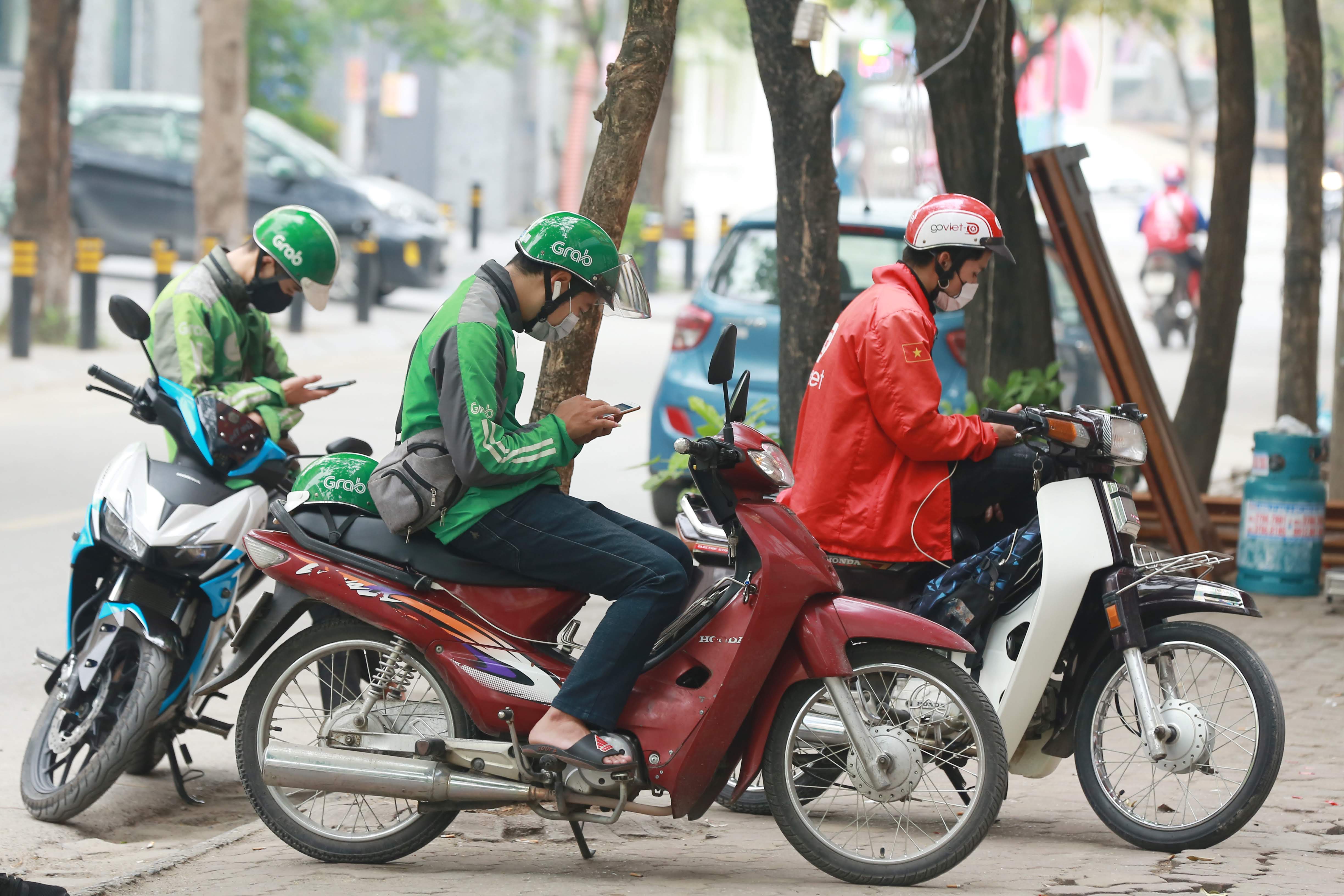 t224i-xe-c244ng-nghe-shipper-lao-dao-v236-gi225-xang_1.jpg
