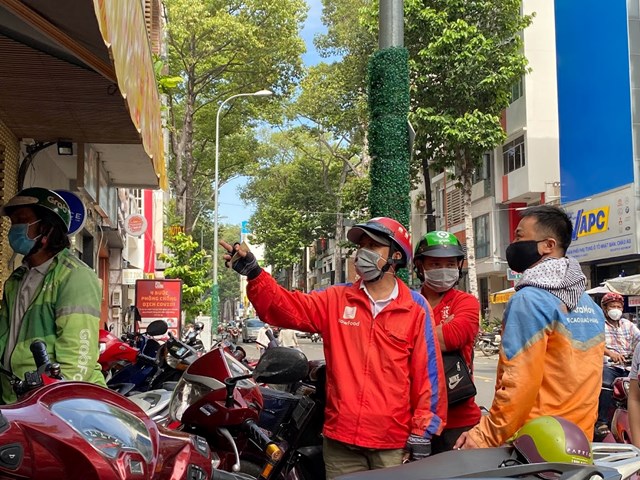 t224i-xe-c244ng-nghe-shipper-lao-dao-v236-gi225-xang_2.jpg