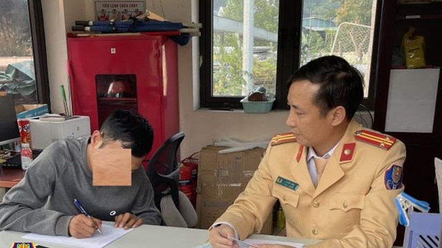 Tài xế ở Quảng Ninh bị phạt 6 triệu đồng vì dán sửa biển số