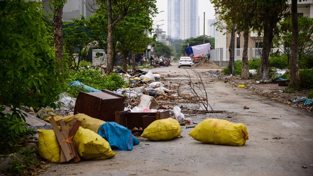 Tái diễn tình trạng đổ trộm rác thải xây dựng tại quận Hà Đông