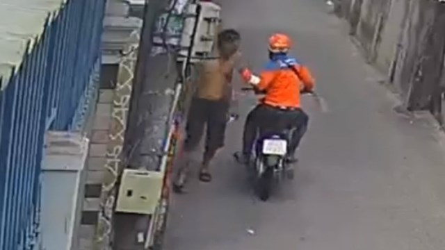 Tên cướp 'lịch sự' gật đầu chào trước khi giật sợi dây chuyền