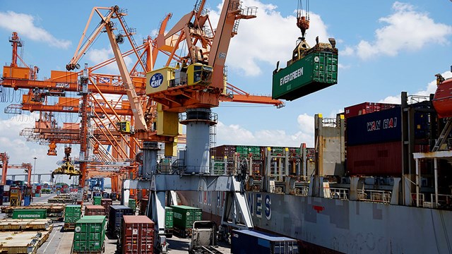 Tìm cách giảm chi phí logistics