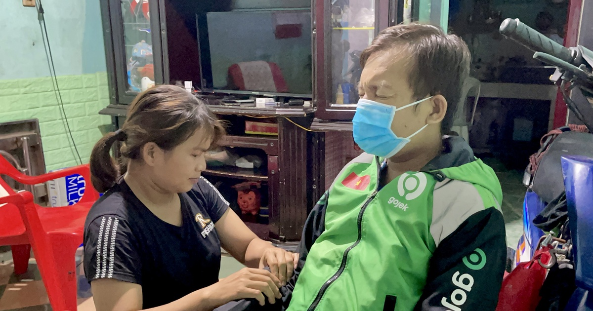 Tài xế công nghệ chạy xe kiếm tiền lọc màng bụng: ‘Vì con, phải sống’