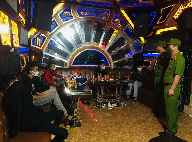 tam-ky-quang-nam-40-nam-nu-tu-tap-su-dung-ma-t250y-trong-qu225n-karaoke_1.jpg tam-ky-quang-nam-40-nam-nu-tu-tap-su-dung-ma-t250y-trong-qu225n-karaoke_1.jpg