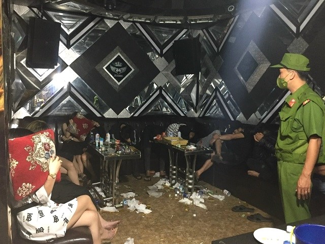 tam-ky-quang-nam-40-nam-nu-tu-tap-su-dung-ma-t250y-trong-qu225n-karaoke_3.jpg tam-ky-quang-nam-40-nam-nu-tu-tap-su-dung-ma-t250y-trong-qu225n-karaoke_3.jpg