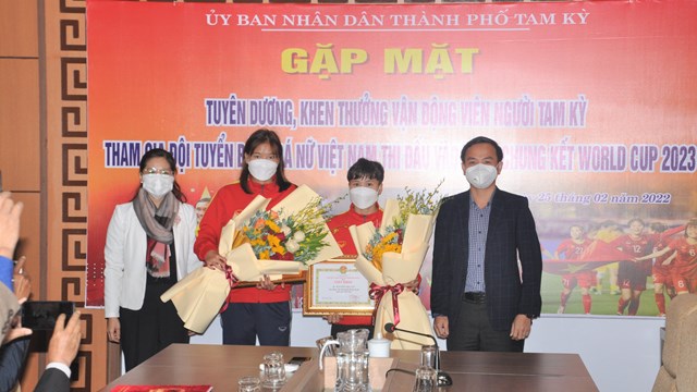 Tam Kỳ (Quảng Nam): Khen thưởng 2 tuyển thủ đội bóng đá nữ quốc gia