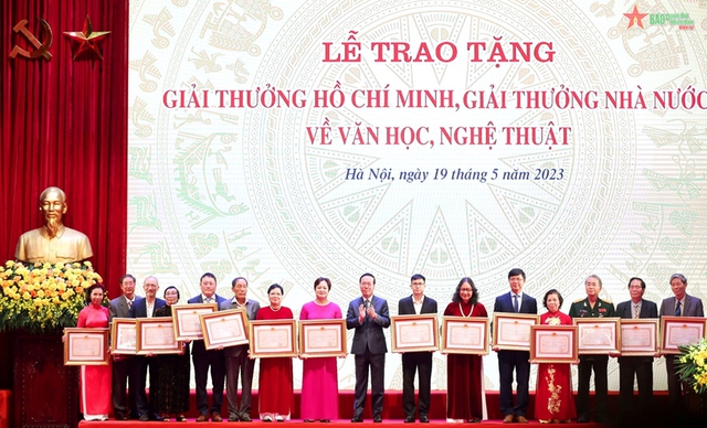 Chủ tịch nước Võ Văn Thưởng cùng 16 tác giả, đồng tác giả và thân nhân tác giả được tặng, truy tặng Giải thưởng Hồ Chí Minh về văn học nghệ thuật 