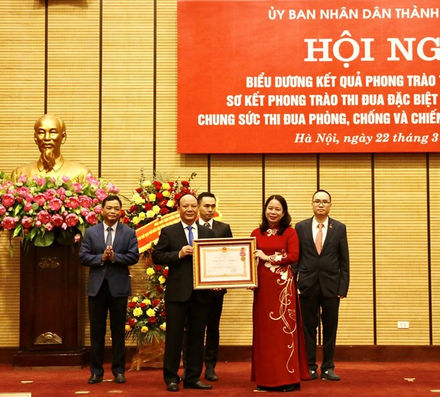 tampt-group-duoc-tang-thuong-hu226n-chuong-lao-dong-v236-th224nh-t237ch-chong-dich-covid-19_1.jpg