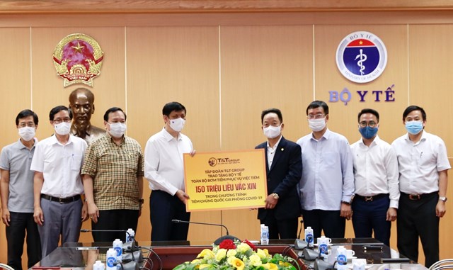 tampt-group-duoc-tang-thuong-hu226n-chuong-lao-dong-v236-th224nh-t237ch-chong-dich-covid-19_2.jpg