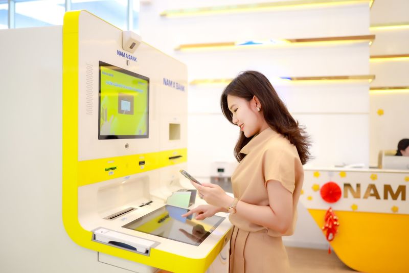 Khách hàng giao dịch tại ONEBANK Khách hàng giao dịch tại ONEBANK