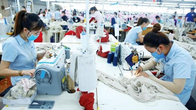 Tăng giờ làm thêm 'kịch trần': Người lao động có được lợi?