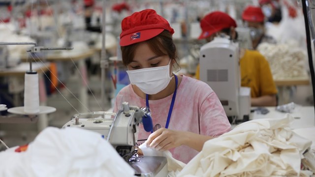 Tăng lương hay tiếp tục chờ?