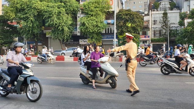 Tăng mức phạt với người quên bằng lái, đăng ký xe