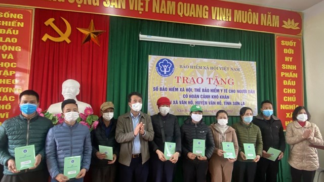 Tặng sổ bảo hiểm xã hội, thẻ bảo hiểm y tế cho người dân nghèo