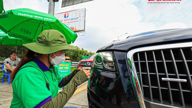 Tạo thuận lợi cho phương tiện dán thẻ thu phí tự động không dừng