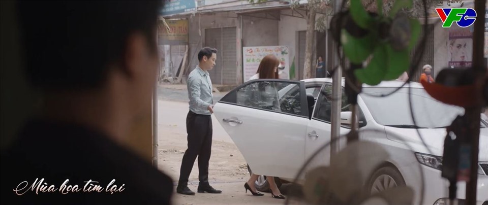 Việt đến đón Lệ bằng ô tô trong tập 11 “Mùa hoa tìm lại“. Ảnh: CMH