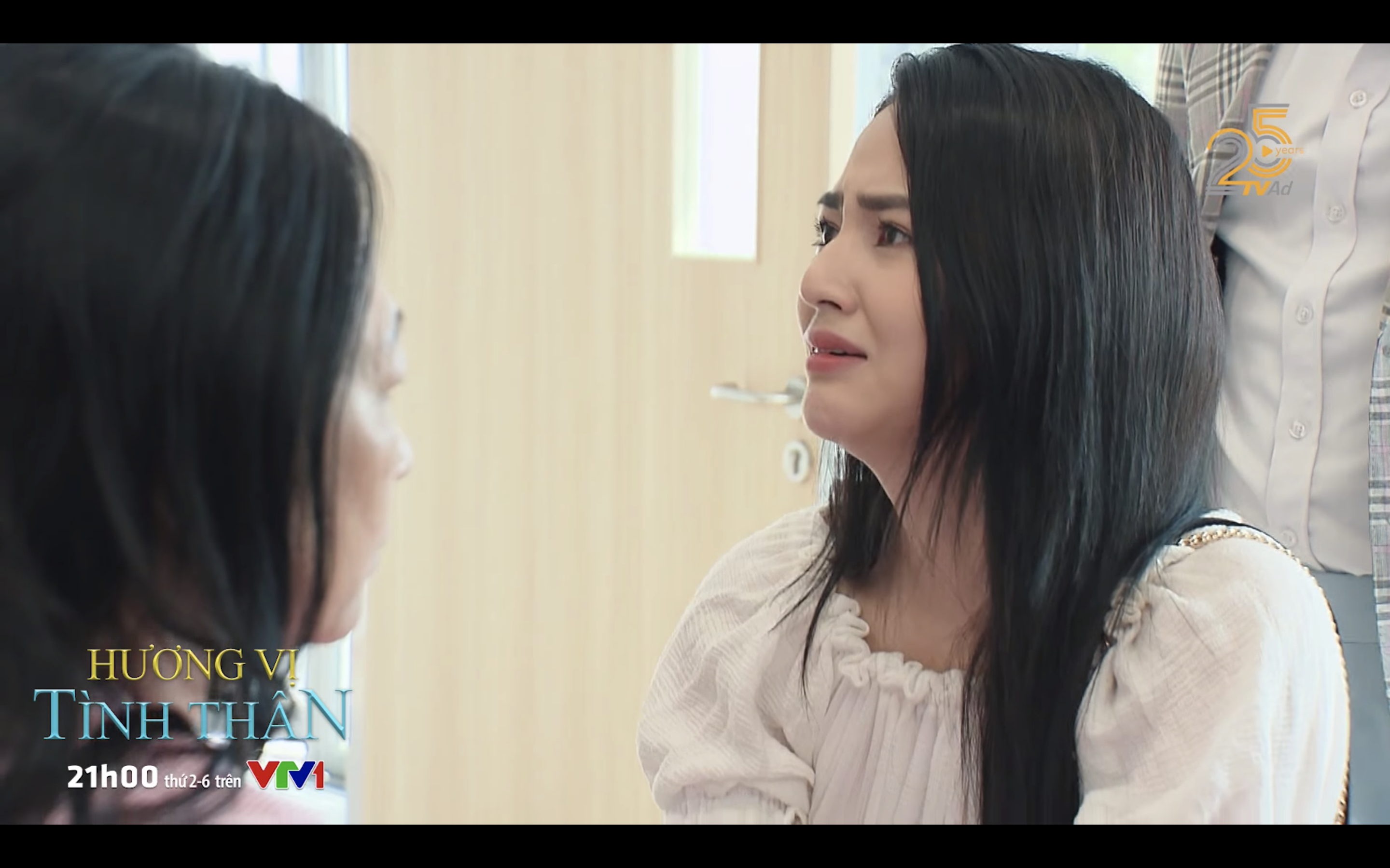 Nga giả vờ đau khổ khi bà Dần nhập viện. Ảnh: CMH