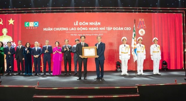 Tập đoàn CEO đón nhận Huân chương Lao động hạng Nhì