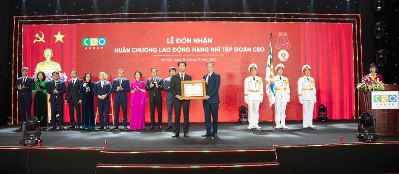 Thừa ủy quyền Chủ tịch nước, ông Phan Văn Hùng, Phó Trưởng ban Ban Thi đua, Khen thưởng Trung ương, đã trao Huân chương Lao động hạng Nhì cho Tập đoàn CEO Thừa ủy quyền Chủ tịch nước, ông Phan Văn Hùng, Phó Trưởng ban Ban Thi đua, Khen thưởng Trung ương, đã trao Huân chương Lao động hạng Nhì cho Tập đoàn CEO