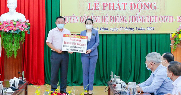 Tập đoàn Hưng Thịnh trao tặng 50.000 liều vắc-xin phòng, chống Covid-19 cho tỉnh Bình Định