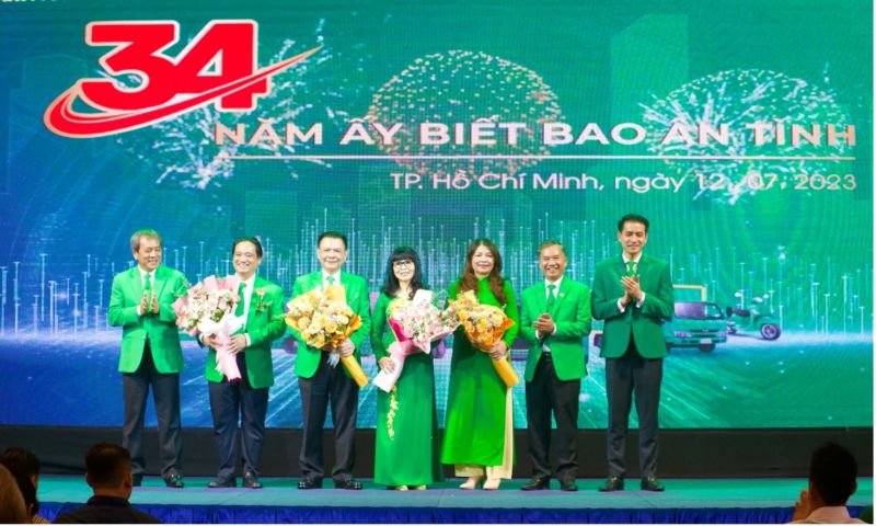 Ban lãnh đạo Tập đoàn Mai Linh tri ân các cổ đông sáng lập tại buổi lễ