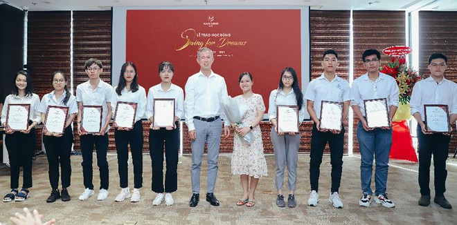 1-Ông Steven Chu - Tổng giám đốc Tập đoàn Nam Long trao học bổng “Swing For Dreams” cho các bạn SV Trường ĐH Bách Khoa TP.HCM