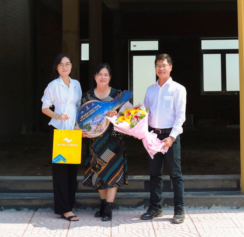 Đại diện Tập đoàn Thắng Lợi tiến hành bàn giao sản phẩm cho khách hàng.