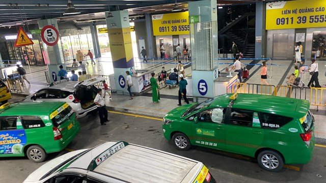 Taxi lao đao vì nhiều loại phí mới