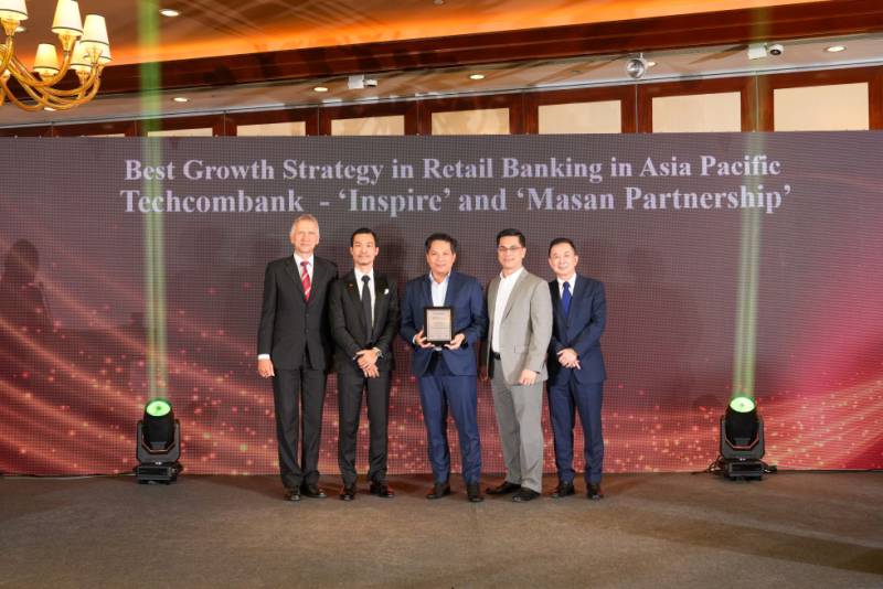 Đại diện Techcombank nhận giải thưởng từ The Asian Banker trao tặng