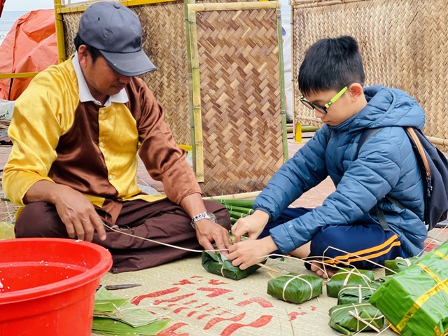 Trãi nghiệm gói bánh chưng ngày Tết